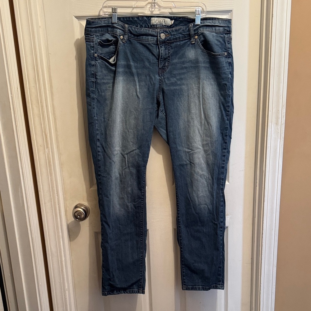 Torrid Boyfriend Jeans Size 18 - Mid Wash Straight Leg Denim - Distressed